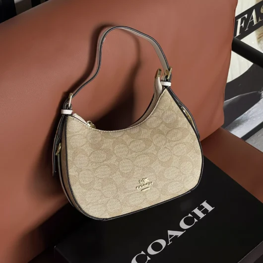 Сумка багет Coach Kleo молочний