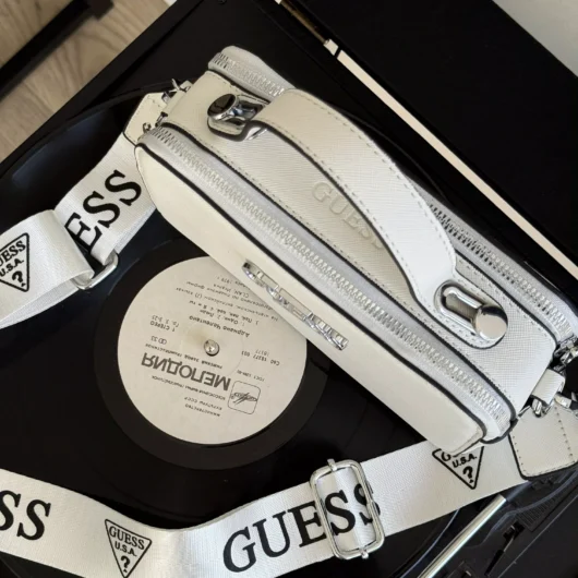 Сумочка Guess кросс-боді напис білий