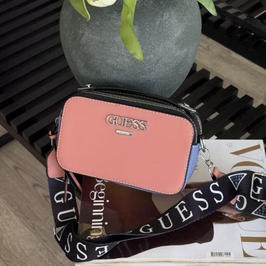 Сумочка Guess кросс-боді напис рожево-синій