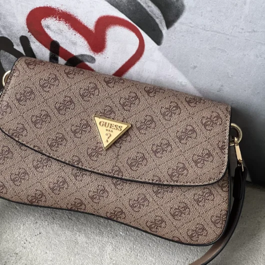 Сумка жіноча Guess Noelle багет бежевий