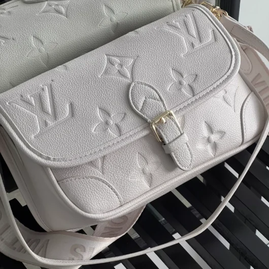 Сумка Louis Vuitton стегана на два ременця білий