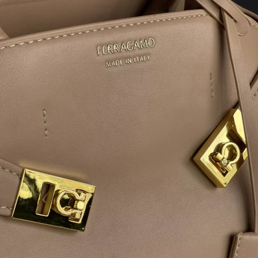 Сумка Salvatore Ferragamo бежевий