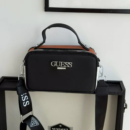 Сумочка Guess кросс-боді напис чорно-червоний