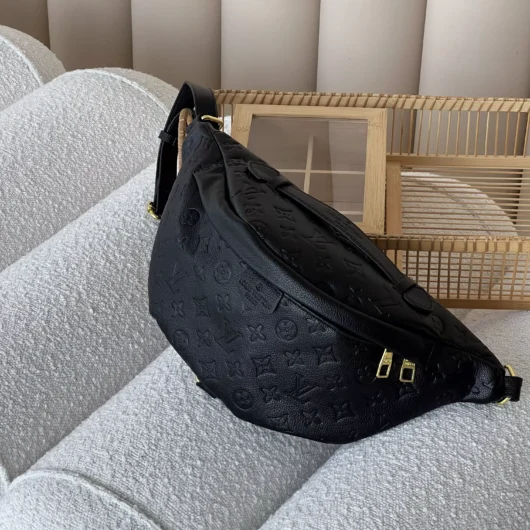 Бананка Louis Vuitton чорна стегана через плече