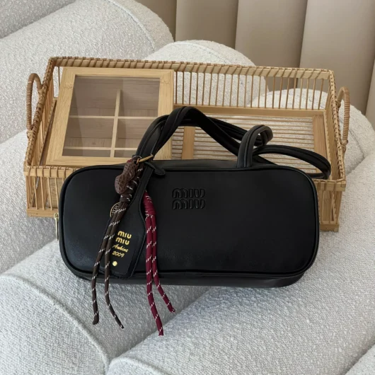 Сумка Miu Miu багет з брелком чорний