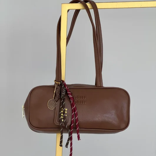 Сумка Miu Miu багет з брелком коричневий
