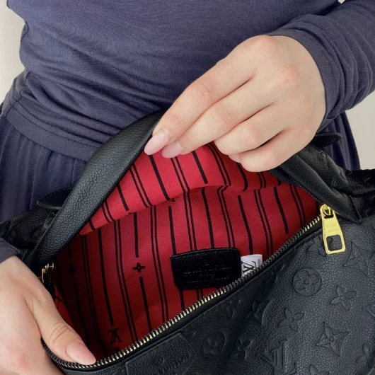 Бананка Louis Vuitton чорна стегана через плече