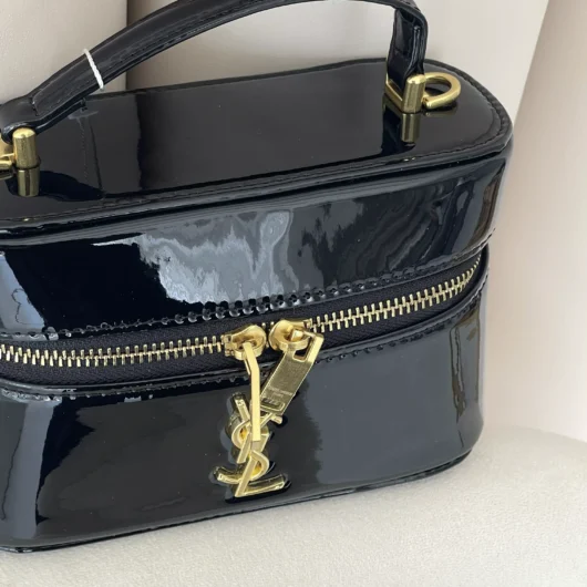 Жіноча сумка Yves Saint-Laurent  Gaby Vanity Lacquered Leather Shoulder Bag чорний