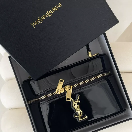 Жіноча сумка Yves Saint-Laurent  Gaby Vanity Lacquered Leather Shoulder Bag чорний