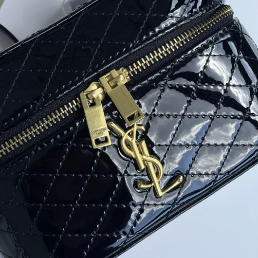 Жіноча сумка Yves Saint-Laurent  Gaby Vanity Lacquered Leather Shoulder Bag чорний стеганий