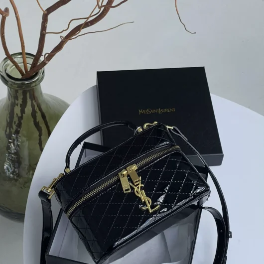 Жіноча сумка Yves Saint-Laurent  Gaby Vanity Lacquered Leather Shoulder Bag чорний стеганий