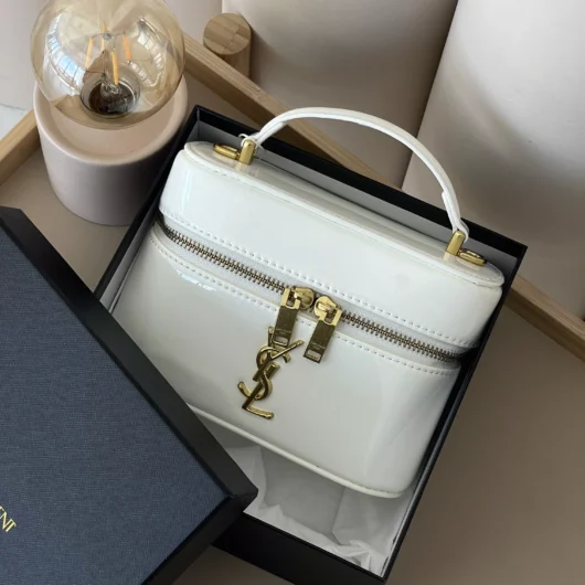 Жіноча сумка Yves Saint-Laurent  Gaby Vanity Lacquered Leather Shoulder Bag білий