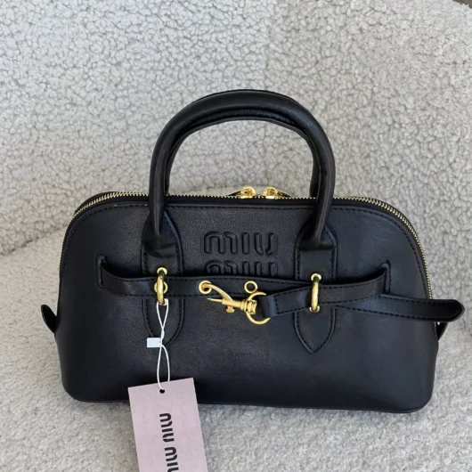 Miu Miu Aventure Nappa Leather medium size чорний