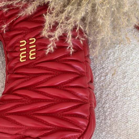 Сумка Miu Miu Wander Matelassé Nappa Leather Hobo Bag червоний