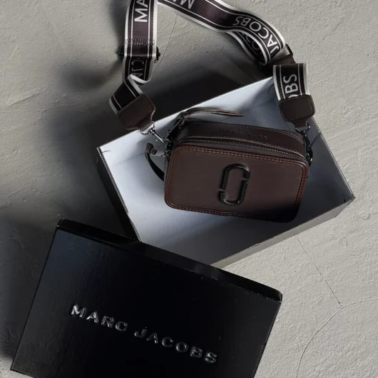 Сумка Marc Jacobs Snapshot на широкому ременці шоколадний