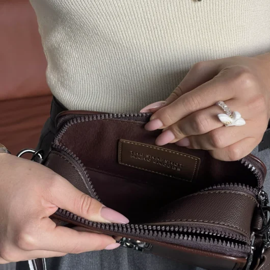 Сумка Marc Jacobs Snapshot на широкому ременці шоколадний