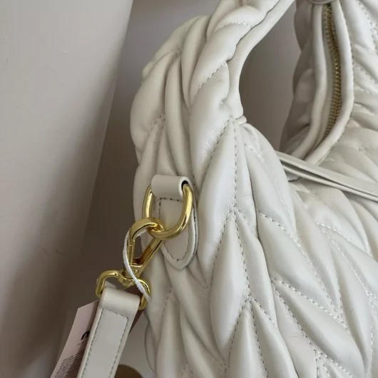 Сумка Miu Miu Wander Matelassé Nappa Leather Hobo Bag молочний