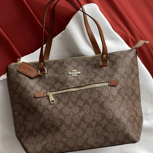 Жіночій шопер Coach Gallery Tote бежевий