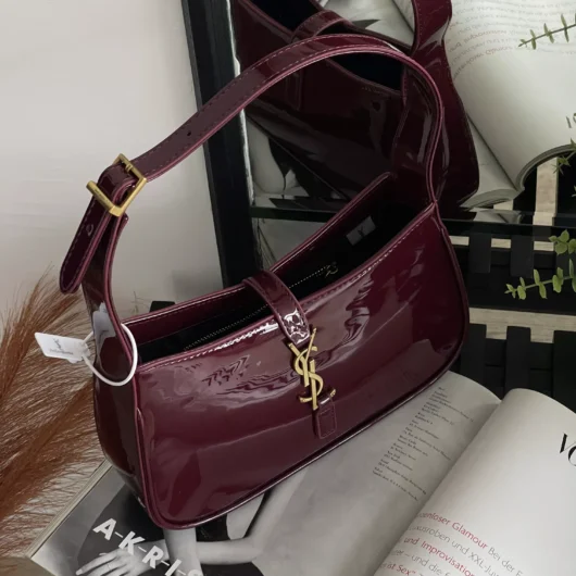 Сумка Yves Saint-Laurent Hobo Le 5 À 7 бордовий лаковий