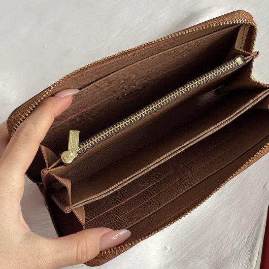 Гаманець Coach Signature Accordion Zip Wallet бежевий