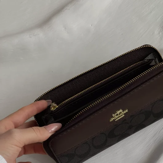 Гаманець Coach Signature Accordion Zip Wallet коричневий