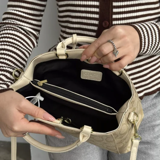 Сумка жіноча Coach через плече молочний