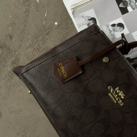 Сумка жіноча Coach через плече шоколадний