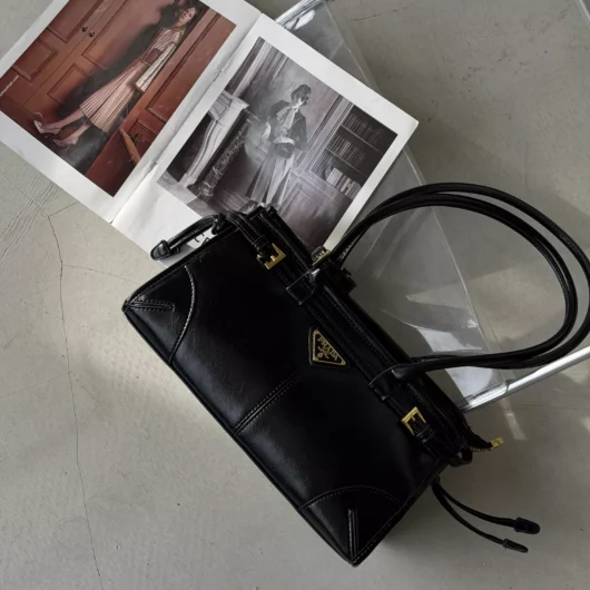 Сумка Prada Bonnie Medium Leather Handbag чорний