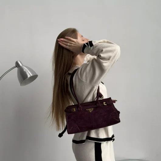 Сумка Prada Bonnie Medium Suede Shoulder Bag темно-бордовий