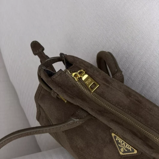 Сумка Prada Bonnie Medium Suede Shoulder Bag хакі