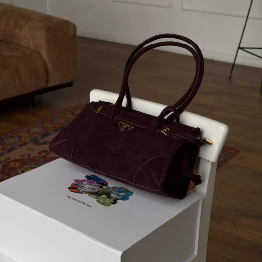 Сумка Prada Bonnie Medium Suede Shoulder Bag темно-бордовий