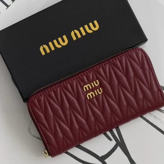 Гаманець Miu Miu стеганий бордовий