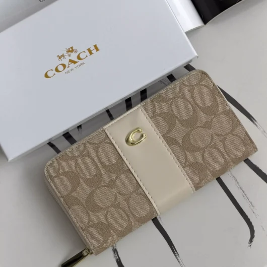 Гаманець Coach Accordion Zip Wallet молочний