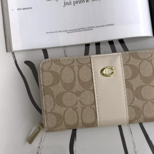 Гаманець Coach Accordion Zip Wallet молочний
