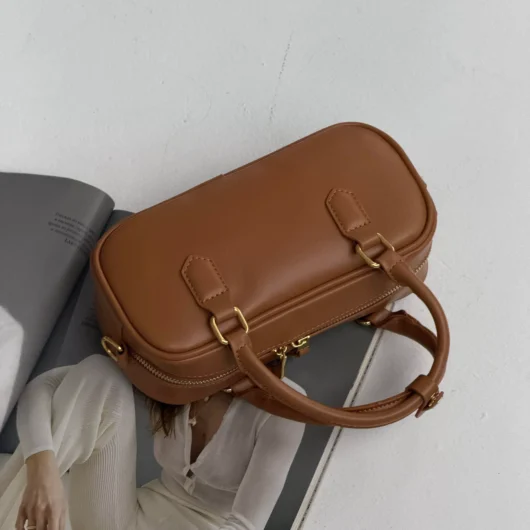 Жіноча сумка Miu Miu Arcadie через плече карамель