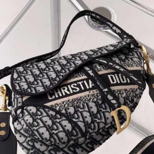 Жіноча сумка Dior Saddle Bag напис чорний