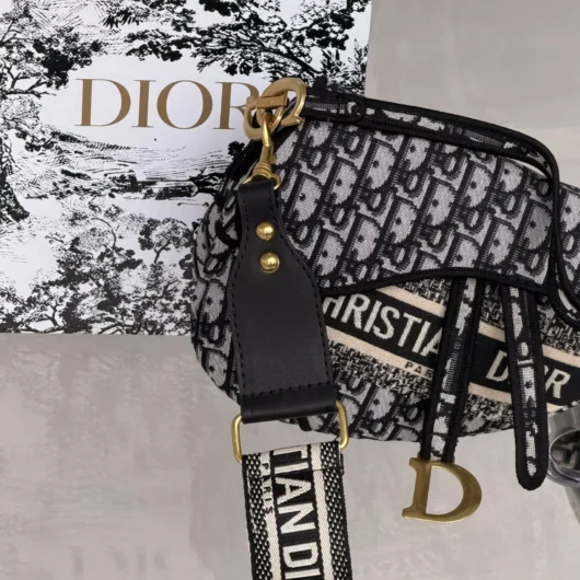 Жіноча сумка Dior Saddle Bag напис чорний