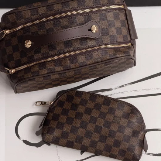 Жіноча косметичка Louis Vuitton Dopp Kit коричневий в клітку
