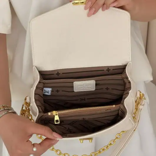 Сумка Louis Vuitton Pochette Metis East West Monogram молочний