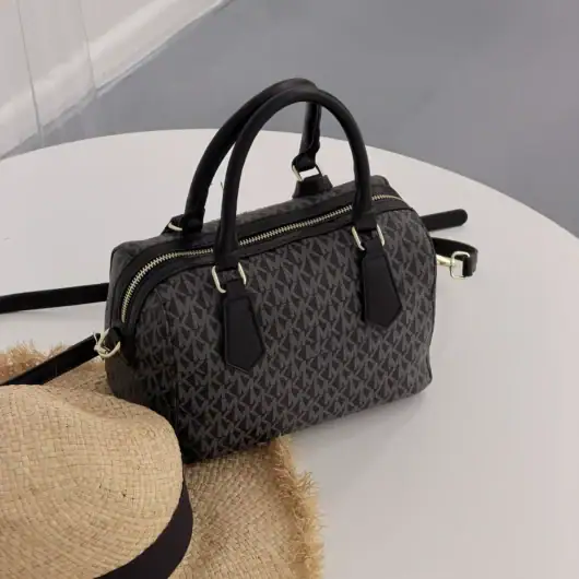 Сумка Michael Kors Hayes Duffle чорний