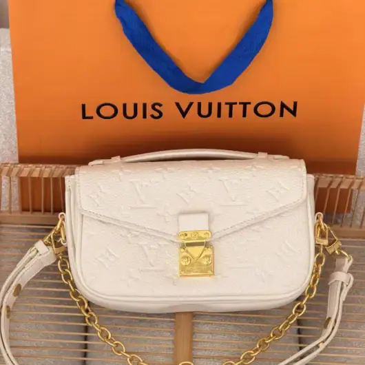 Сумка Louis Vuitton Pochette Metis East West Monogram молочний