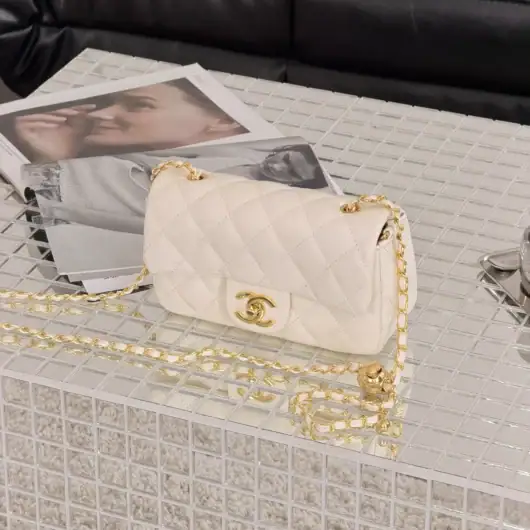 Сумка Chanel Classic Flap Mini Bag молочний