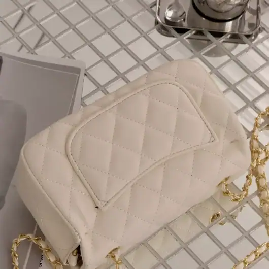 Сумка Chanel Classic Flap Mini Bag молочний