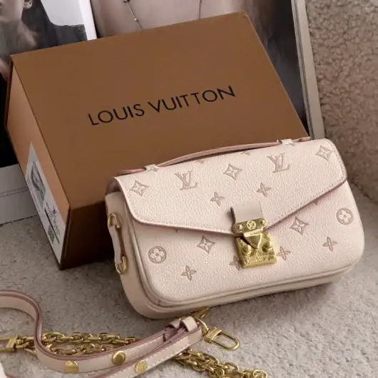 Сумка Louis Vuitton Pochette Metis East West молочно-бежевий