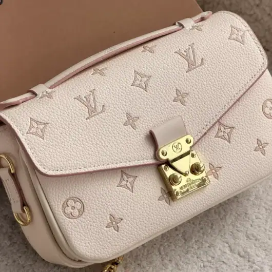 Сумка Louis Vuitton Pochette Metis East West молочно-бежевий