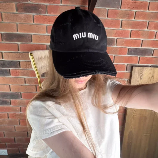 Жіноча кепка miu miu чорна