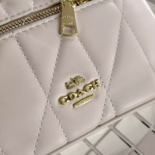 Сумка Coach Rainer Crossbody Bag 18 With Quilting білий