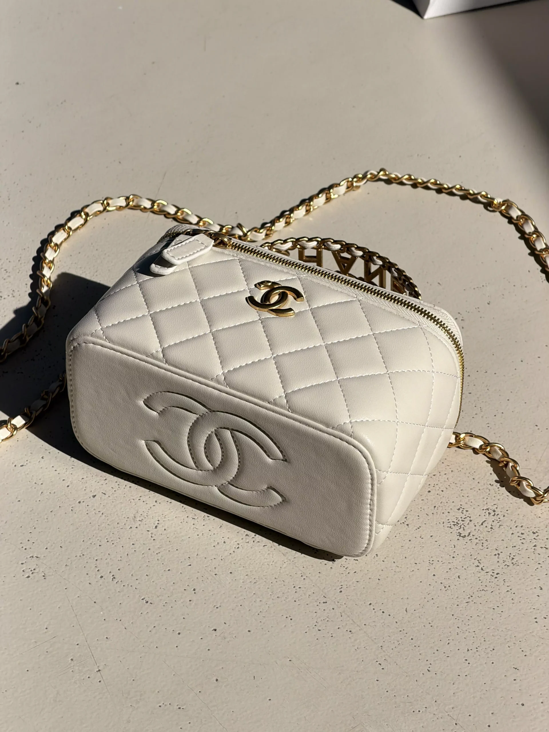 Chanel Vanity Logo Handle With Mirror білий — изображение 3