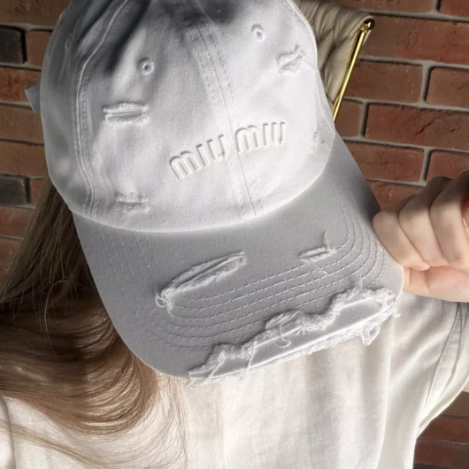Жіноча кепка miu miu біла