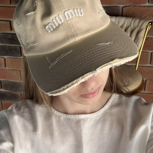 Жіноча кепка miu miu бежева